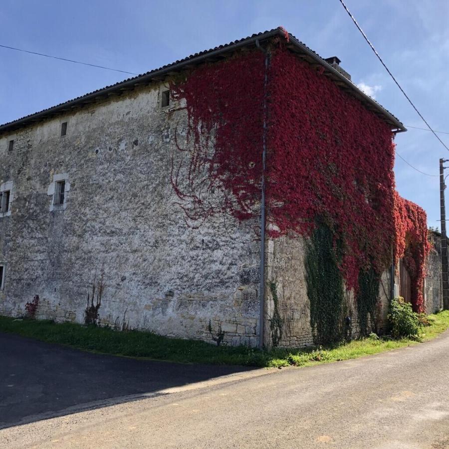 Blacksmiths Apartment In Blanzay - 1 Bed Exterior photo