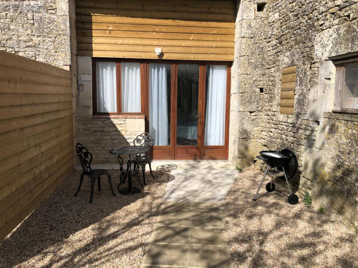 Blacksmiths Apartment In Blanzay - 1 Bed Exterior photo